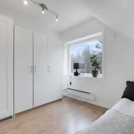 5-bedroom In Asane, Hébergement de vacances *