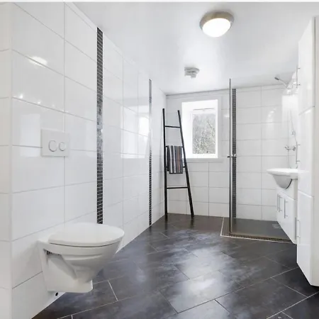 5-bedroom In Asane, Hébergement de vacances